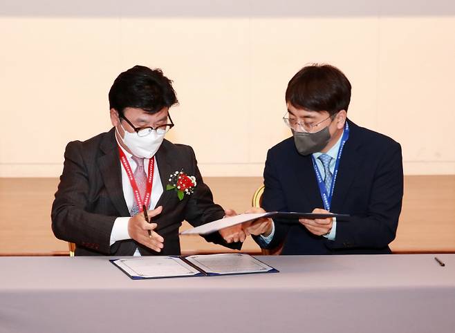 차인혁 CJ올리브네트웍스 대표(오른쪽)와 지영모 메가팜빌리지 대표가 스마트팜 빌리지 조성을 위한 업무협약을 체결하고 있다.<사진제공=CJ올리브네트웍스>