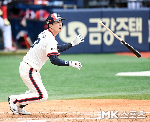 두산 베어스 박건우가 4일 서울 잠실야구장에서 열린 KIA 타이거즈와의 경기에서 8회말 3점 홈런을 기록한 뒤 타구를 지켜보고 있다. 사진(서울 잠실)=천정환 기자