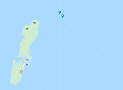 외교문서상에서 일본측이 영공을 침범당했다며 주장한 우리 해군 초계기의 침입 지점은 동경 129도43분, 북위 34도45분, 퇴거 지점은 동경 129도45분, 북위 34도43분이다. 지도 상단에서 왼쪽위 파란색 표시가 침입지점, 오른쪽 아래가 퇴거지점.  /사진=구글맵 캡처