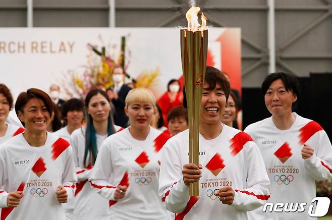 지난달 25일 일본 후쿠시마현 나라하에서 2020 도쿄올림픽 성화 봉송이 시작돼 2011년 당시 일본 여자축구 국가대표팀 '나데시코 재팬' 멤버들이 성화 봉송을 하고 있다. 성화 봉송은 도쿄올림픽 개막식이 열리는 7월23일까지 121일 동안 일본 전역을 돌면서 진행된다./사진=[나라하=AP/뉴시스]