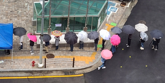 4·7재보궐선거 사전투표 이틀째인 3일 오후 서울 서초구 반포3동 주민센터에 마련된 사전투표소에서 유권자들이 투표를 위해 줄을 서 있다. [연합]