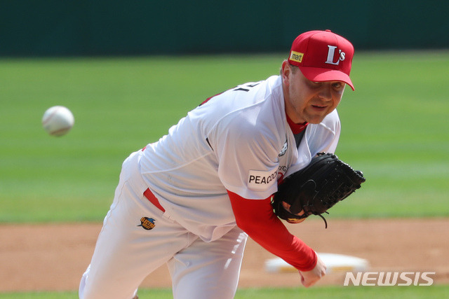 [인천=뉴시스]고승민 기자 = 4일 인천SSG랜더스필드에서 열린 2021 KBO 리그 롯데 자이언츠 대 SSG 랜더스 경기, 1회초 SSG 선발투수 르위키가 역투하고 있다. 2021.04.04. kkssmm99@newsis.com