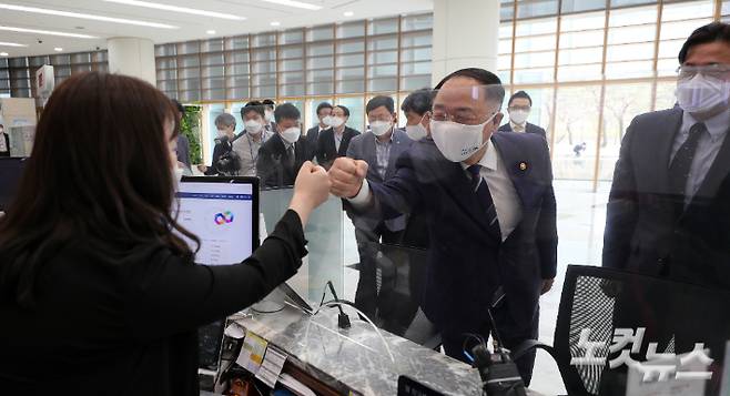 홍남기 경제부총리와 홍익표 더불어민주당 정책위의장이 1일 서울 여의도 산업은행 뉴딜펀드판매 창구를 방문, 펀드판매 직원을 격려하고 있다. 윤창원 기자