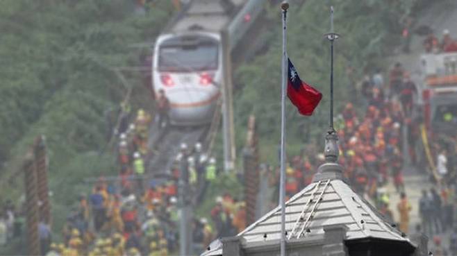 타이완 사상 최악의 열차 사고 희생자들을 애도하기 위해 4월 3일부터 타이완에 조기가 게양됐다.