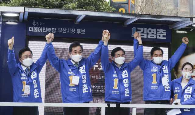 지난달 26일 부산진구에서 열린 ‘민주당 부산 도시철도망 비전 발표식’에서 최인호(왼쪽부터) 더불어민주당 의원, 이낙연 상임선대위원장, 김영춘 부산시장 후보, 류영진 부산진구을 위원장이 지지자들에게 인사하고 있다. /연합뉴스