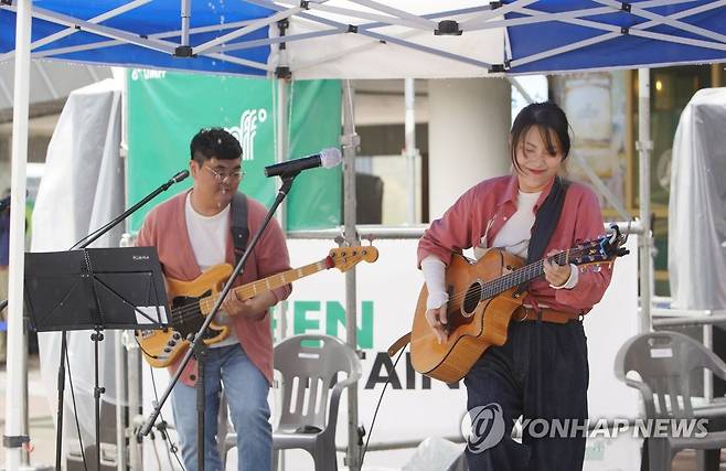 영화도 보고, 공연도 즐기고 (울산=연합뉴스) 국내 유일 국제 산악영화제인 제6회 울주세계산악영화제가 울산 울주군 상북면 복합웰컴센터 등에서 지난 2일 개막해 오는 11일까지 이어진다. 영화제에서 밴드가 공연하는 모습. 2021.4.4 [울주세계산악영화제 제공. 재판매 및 DB 금지] canto@yna.co.kr