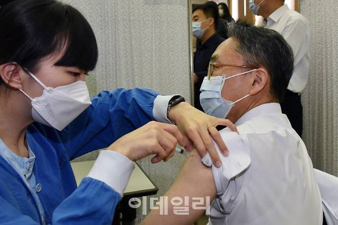 서울대학교병원 코로나19 백신 자체접종이 4일 오전 서울 종로구 대학로 서울대병원에서 열렸다. 의료진이 아스트라제네카 백신접종을 받고 있다. (사진=사진공동취재단)