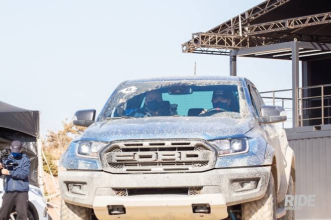 시범주행차량에 탑승한 데이비드 제프리 대표(왼쪽)