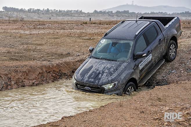 와일드트랙도 오프로드 주행성능을 일정이상 갖춘 모델이고, 랩터는 오프로드 성능을 그보다 더 강화한 모델이다.