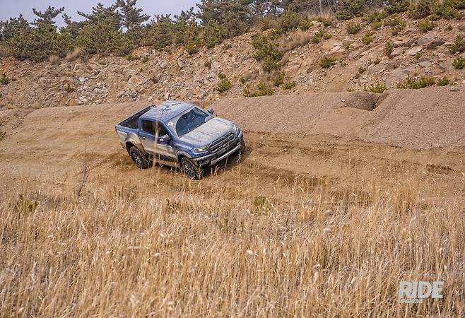 이런 사면로에서도 안정적으로 주행하는 모습을 보여준다.
