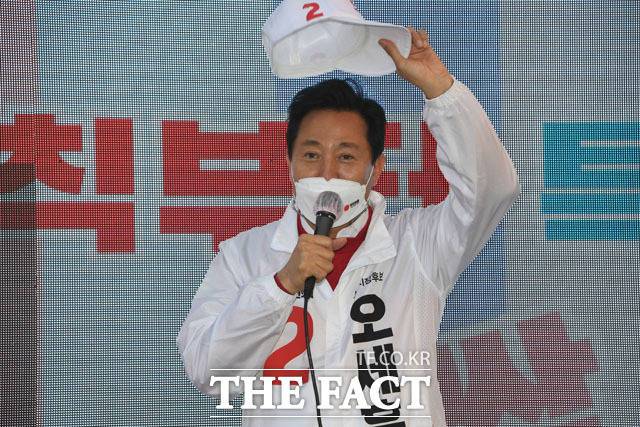 인사를 할 땐? 모자를 벗고...