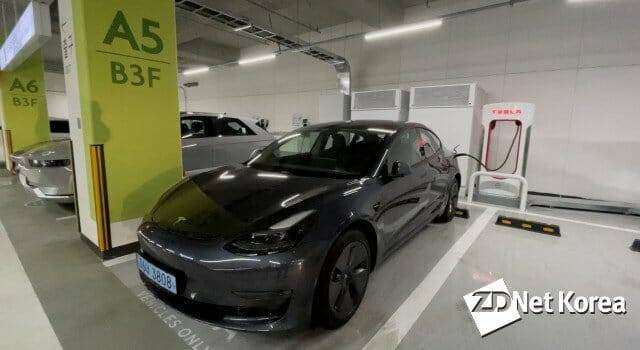 테슬라 V3 슈퍼차저에 충전중인 모델 3 롱레인지 차량