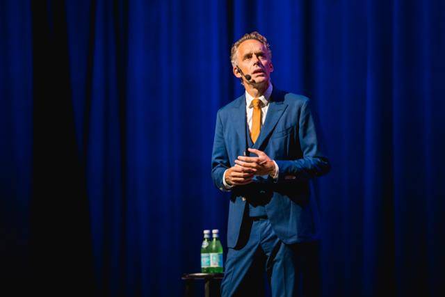 전 세계 젊은 남성들 사이에선 '진정한 지식인', 좌파와 페미니스트 진영에선 '사기꾼'으로 공격받는 양극단의 인물 조던 피터슨의 신간 '질서 너머'가 출간되자마자 베스트셀러에 올랐다. 쉴 새 없는 잔소리로 몰아세우는 전형적인 자기계발서에 2030 남성들은 '롤모델'을 찾았다며 열광한다. 웅진지식하우스 제공