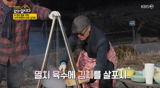 허영만이 KBS2 '박원숙의 같이 삽시다 시즌3'에서 김치죽을 만들었다. 방송 캡처