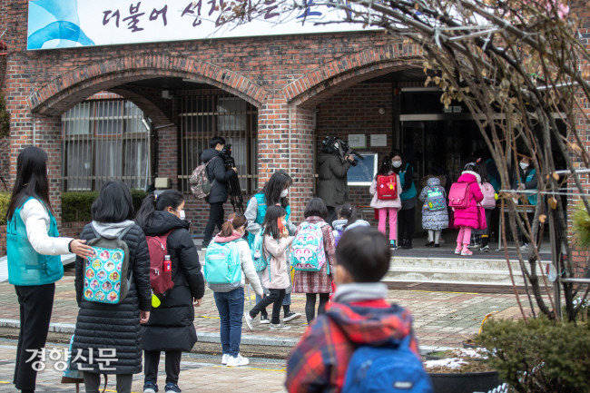 2021학년도 첫 등교를 시작한 지난달 2일 서울 강남구의 한 초등학교에서 초등학생들이 학교로 들어가고 있다. |경향신문 자료사진