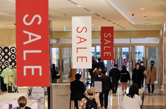 Banners announced the annual spring sale line at Lotte Department Store headquarters in Jung District, central Seoul, on Monday. Sales at major department stores have increased by 60 percent in spring so far this year compared to the same period a year earlier. [YONHAP]