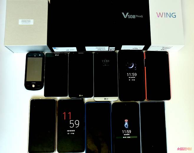 독자 B씨가 사용해왔던 LG전자 휴대전화. B씨는 2009년부터 10개 종류의 LG폰을 사용해왔다. [독자 B씨 제공]