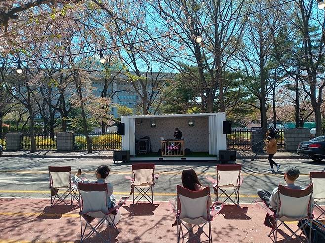5일 시민들이 서울 영등포구 여의도 윤중로 벚꽃길에 마련된 DJ부스 앞에 앉아 음악을 즐기고 있다. 구현모 기자