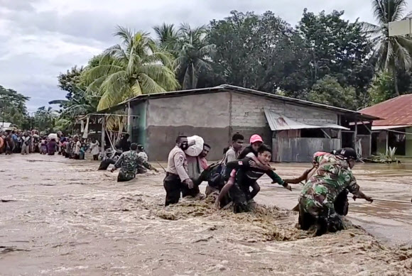 인도네시아 동부에서 대규모 산사태와 홍수가 발생해 60여 명이 사망하고 수천 명의 이재민이 발생했다. AP 연합뉴스
