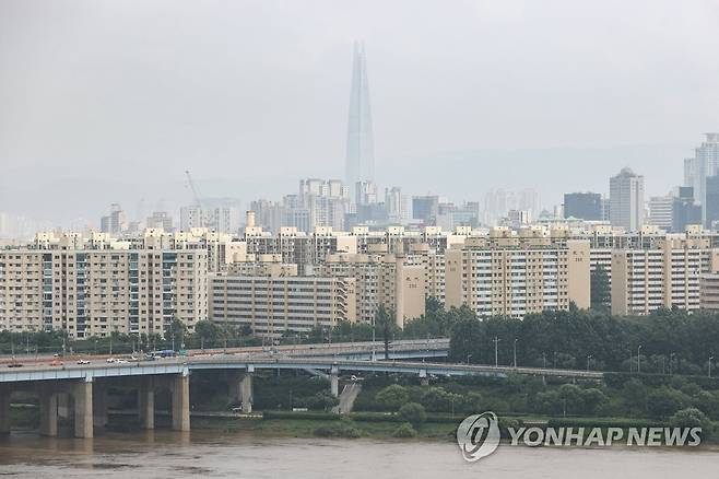 서울 용산구 유엔빌리지 인근에서 바라본 압구정동 현대아파트의 모습 [연합뉴스 자료사진]