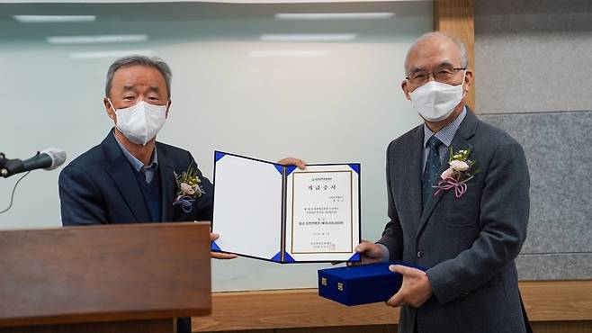 유미과학문화상에 최덕근 서울대 명예교수 5일 특허청 한국지식센터빌딩에서 열린 제7회 유미과학문화상 시상식에서 송만호 이사장(왼쪽)이 유미과학문화상을 최덕근 서울대 명예교수에게 수여하고 있다. [유미과학문화재단 제공. 재판매 및 DB 금지]