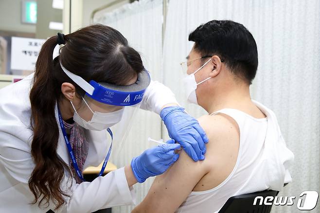 엄태준 이천시장이 아스트라제네카 백신을 접종하고 있다.(이천시 제공) © News1