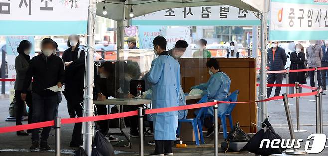 서울 중구 서울역광장에 마련된 신종 코로나바이러스 감염증(코로나19) 임시선별진료소에서 시민들이 검사를 기다리고 있다. 2021.4.5/뉴스1 © News1 황기선 기자