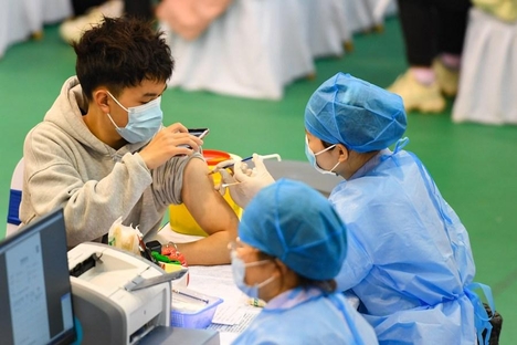중국 후난성의 후난과기대에서 코로나 백신 접종이 진행되고 있다. /신화사 연합뉴스