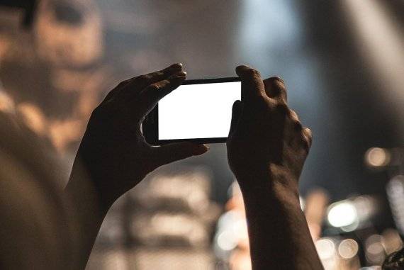 무단으로 타인을 촬영하는 건 초상권 침해로 민사상 손해배상청구소송의 대상이 될 수 있다. 이와 별도로 성범죄로 규율하는 게 타당하냐는 비판이 나온다. fnDB