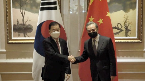 정의용 외교부 장관과 왕이 중국 외교부장이 3일 중국 푸젠성 샤먼 하이웨호텔에서 열린 한중 외교장관 회담에 앞서 악수를 하고 있다. 뉴시스