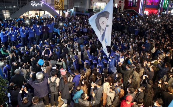 더불어민주당 박영선 서울시장 후보가 6일 서울 마포구 서교동 상상마당 앞에서 집중유세를 하고 있다. 국회사진기자단