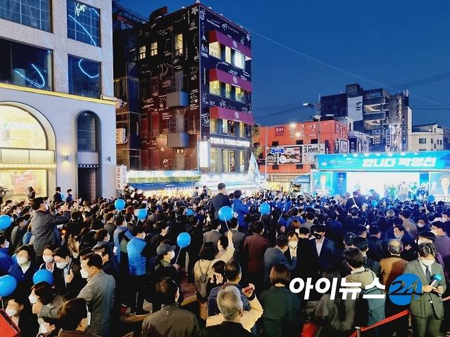 6일 오후 서울 마포구 서교동 상상마당 앞에서 열린 박영선 더불어민주당 후보 집중유세에 지지자들이 환호하고 있다.  [사진=김보선 기자]