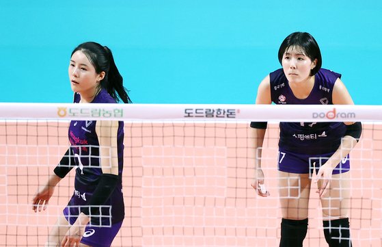 학교 폭력 의혹이 불거진 흥국생명의 쌍둥이 자매 이재영과 이다영(왼쪽) 선수가 지난해 10월 함께 경기에 출전한 사진. 연합뉴스
