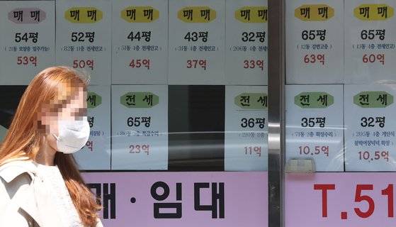 서울의 대형 아파트 평균 매매가격이 22억원을 넘어섰다. '똘똘한 한 채'에 집중하는 현상이 지속되는 데다 압구정 등 강남권 아파트 재건축 추진에 대한 기대감이 점점 커지면서 대형 아파트값이 오름폭을 키웠다. 사진은 6일 서울의 한 부동산중개업소에 붙어 있는 매물 정보. 연합뉴스