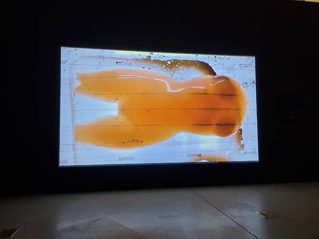 루시 매크래 <제작자>, 2012, 단채널 영상, 컬러, 사운드, 3분 3초