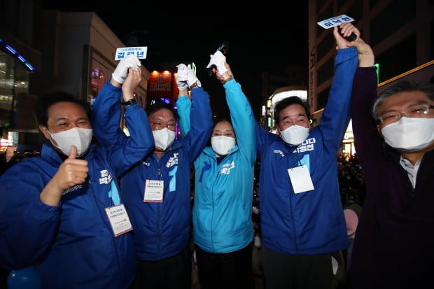 박영선 더불어민주당 서울시장 후보가 6일 서울 마포구 상상마당 인근에서 열린 집중유세에서 이낙연 상임선대위원장, 김태년 당대표 직무대행과 손을 잡고 지지를 호소하고 있다. 사진=뉴스1