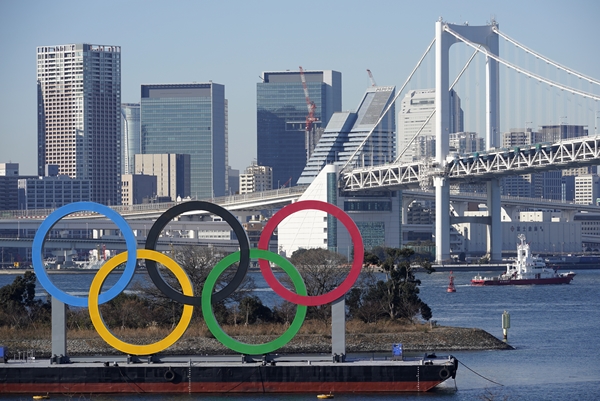 일본 도쿄 오다이바 해양공원 바지선에 설치된 도쿄올림픽 오륜 조형물. EPA 연합뉴스