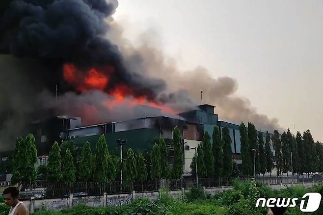 (양곤 AFP=뉴스1) 우동명 기자 = 1일(현지시간) 군사 쿠데타를 반대하는 시위가 계속되는 미얀마 양곤에서 쇼핑센터에 화재가 발생해 불에 타고 있다.  (C) AFP=뉴스1