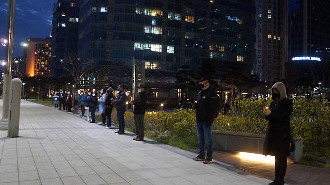 엘시티 조형물 앞에서 매일 저녁 7시 촛불을 든 시민들이 자리한다./사진=박비주안 기자