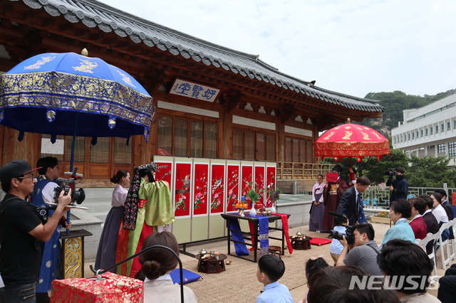 [서울=뉴시스]인생의 중대사인 결혼을 남들과는 다른 특별한 예식으로 계획하고 있다면 '남산공원 호현당'에서의 전통혼례를 하면된다. 2019.02.07. (사진=서울시 제공)