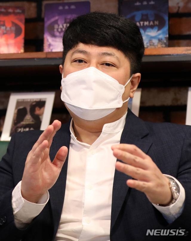 [서울=뉴시스]고범준 기자 = 영화 '구원'의 이창무 감독이 6일 오전 서울 마포구 씨네마포에서 뉴시스와 인터뷰를 하고 있다. 2021.04.06. bjko@newsis.com