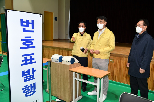 김상호 하남시장이 예방접종센터를 방문해 진행상황 등을 점검을 하고 있다. (사진제공=하남시) *재판매 및 DB 금지