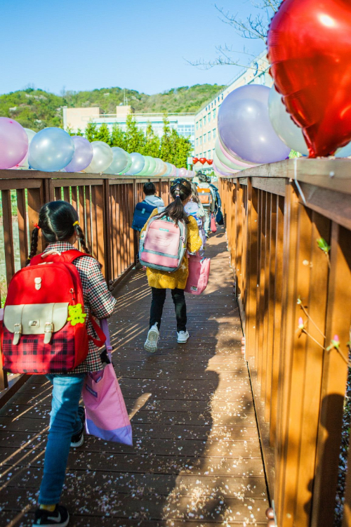 용인시가 수지구 상현동 절골근린공원 내 매봉초 학생들이 이용하는 통학로 20m를 개설했다. 용인시청 제공