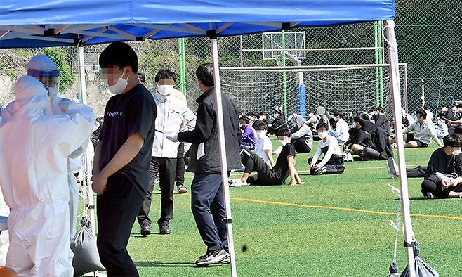 대전에서 학원을 매개로 한 신종 코로나바이러스 감염증(코로나19)이 학교, 가족 등으로 확산되고 있는 가운데 6일 대전 동구에 위치한 고등학교에서 학생들을 대상으로 전수조사를 하고 있다. 뉴스1