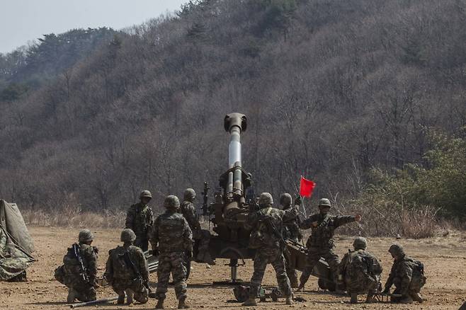 KH-179는 비슷한 시기 개발된 외국산 155mm 견인포에 비해 자동화가 덜 되어 방렬 즉 포병 진지에서 화포를 사격 대형으로 정렬하는데 많은 인원을 필요로 한다. 사진=미 해병대