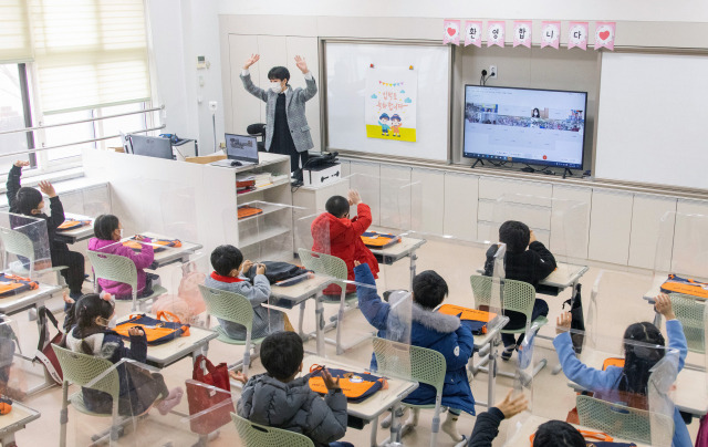 지난달 2일 오전 서울 강남구 포이초등학교에서 첫 등교를 한 1학년 학생들이 화상으로 열린 입학식에서 인사하고 있다./연합뉴스