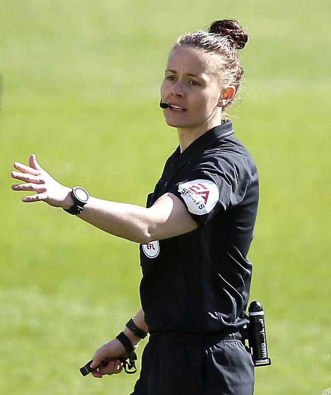 5일 영국 해러게이트에서 열린 해러게이트 타운=포트 베일의 잉글랜드 프로축구 리그2 경기에서 주심을 맡은 레베카 웰치 심판. 해러게이트 | AP연합뉴스