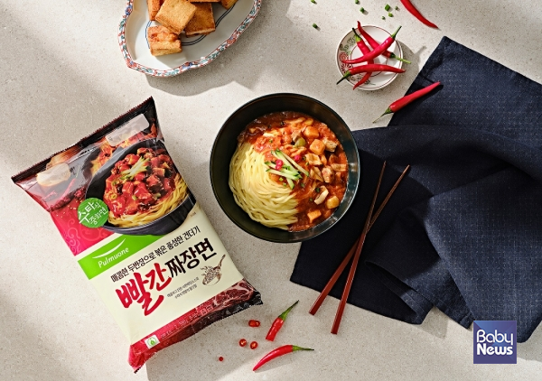 풀무원, 매콤한 맛 살아있는 '빨간짜장면' 출시. ⓒ풀무원