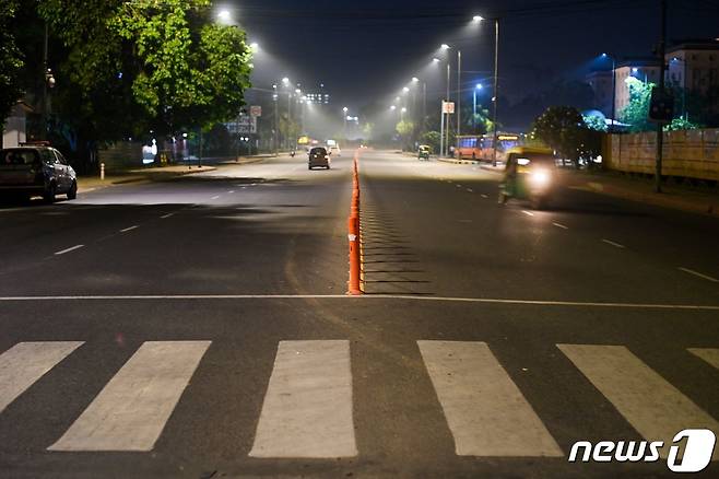 야간통행금지 명령으로 한산한 인도 수도 뉴델리의 거리 © AFP=뉴스1