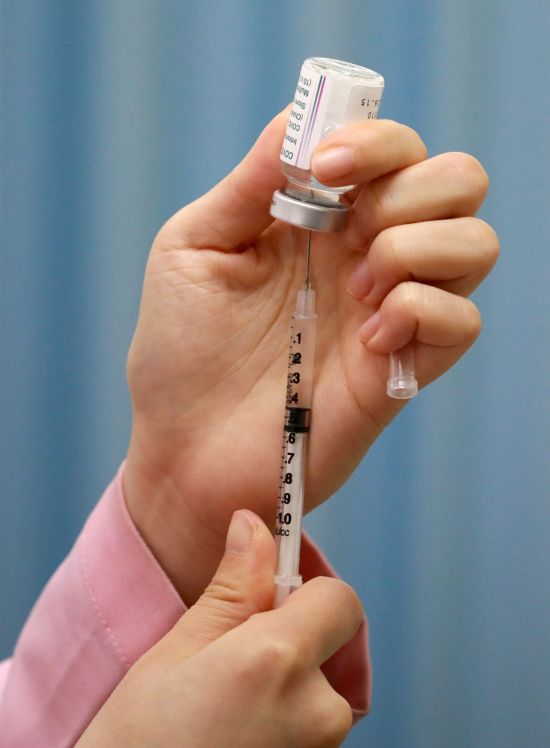접종을 위해 주사기에 주입되고 있는 아스트라제네카 백신. [이미지출처=연합뉴스]